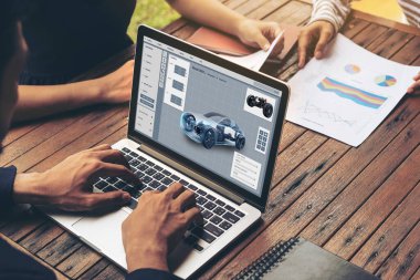 Bilgisayar ekranındaki elektrikli araba tasarım yazılımı, imalat için dijital hesaplama uygulaması ile simülasyon planlarını rahat bir şekilde gösteriyor