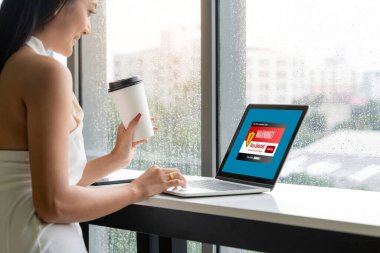 Bilgisayar ekranındaki virüs uyarısı mobil siber tehdit, hacker, bilgisayar virüsü ve kötü amaçlı yazılım tespit edildi