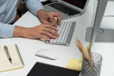 Bilgisayarda bilgisayar ve bilgisayar üzerinde çalışan ve uygulama projesinde kodlama programı olan bilgisayar geliştiricisinin kırpılmış görüntüsü. Teknik mühendis önemli not listeleri yazıyor. Bireysel.