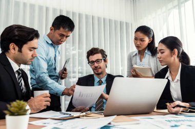 Ofis masasındaki finansal veri raporlarını analiz eden çeşitli bir grup iş analisti. Stratejik pazarlama planlaması için iş zekası analizi çizelgesi ve grafiği.