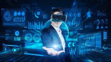 VR gözlüklerini kullanarak global ağa bağlanan zeki bir iş adamı. Proje yöneticisi, iş verilerini analiz ederek ve finansal tabloyu göstererek büyük verilere erişiyor. Yaratıcılık.