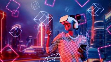 Gelecekçi şehirde dikilirken gözlüklü ve günlük giysiler giyen Afrikalı bir kız. Meta evrene erişen arttırılmış gerçeklik teknolojisini kullanarak oyun oynayan çekici bir oyuncu. Yapay zeka konsepti.