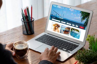 Model arama ve seyahat planlama için internet sitesi uçuş, otel ve tur rezervasyonları için anlaşma ve paket sunuyor