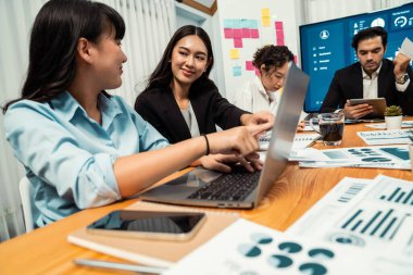 Finansal veri raporunu analiz eden çeşitli bir grup iş analisti. Mali veri analiz çizelgesi ve grafik paneli stratejik pazarlama planlama için toplantı odasında TV ekranında. Habiliment