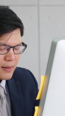 Ofiste çalışan kulaklık takan işadamları uzak müşteri ya da meslektaşlarını desteklemek için çalışıyorlar. Arama merkezi, tele pazarlama, müşteri destek acentesi telefon görüşmesinde hizmet sunar.