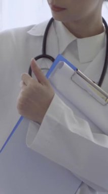 Doktor ya da hekim, hastanedeki ya da klinikteki hasta ile ilgilenir. Mutlu hasta doktoru ziyaret eder ve hastalığın tedavisi hakkında konuşur. Tıbbi sağlık ve doktor hizmeti kavramı.