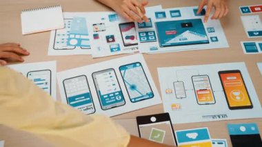 Mobil uygulama ya da web sitesi için kullanıcı arayüzü prototipi planlayan şirket çalışanlarının panorama videosu. UX UI tasarım beyin fırtınası kullanıcı dostu arayüz planı tasarlıyor. Sinerjik