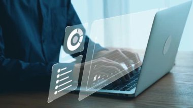 İş adamı, tahminsel büyük veri modellerinden gerçek zamanlı analizlere uzanan eğilimleri ve görüşleri ortaya çıkarmak için veri analizlerini derinlemesine inceleyerek, veri güdümlü kararların analitik endüstrileri UUID 'ye nasıl yönlendireceğini öğrenir