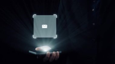 İş adamı e-posta kutusunu kontrol ediyor, daha iyi verimlilik için mesajları düzenliyor ve önceliklerini belirliyor. Etkili iletişim için akıllı e-posta teknikleri öğren. Kullanıcı Kimliği