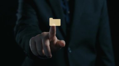 Verimli çalışma süreçleri için çevrimiçi belge dizinlerini yöneten iş adamı. Tüm önemli çevrimiçi belgelerinize kolayca güvenli ve hızlı bir şekilde erişim sağlayın. Kullanıcı Kimliği