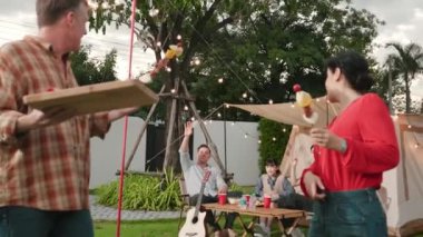 Aile hep birlikte bahçede kamp kurar, yaşlı bir çift barbekü yapar, yemek yer. Son sınıflar kamp faaliyetlerini kullanırlar, doğayla iç içe olurlar ve genç nesil çapraz kuşaklarla zaman geçirirler. Uyumsuzluk.
