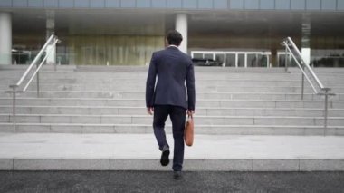 Ofise giderken merdivenlerden çıkan başarılı bir iş adamı bacağı. Müdürün iş yerini değiştirmesi, yeni bir şey keşfetmesi, gelişmesi, terfi etmesi ya da gün ışığına çıkması. Arkadan bak. Sevinçli..