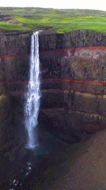 Kuzey İzlanda 'daki Aldeyjarfoss şelalesindeki İzlanda yaz manzarasının insansız hava aracı görüntüleri. Şelale İzlanda 'nın İskoçya' daki Sprengisandur Yolu 'nun kuzey kesiminde yer almaktadır..