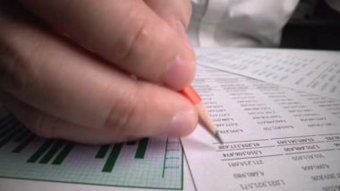 Muhasebeci, ofis masasındaki kağıt torpido gözünde iş pazarlama verilerini analiz ediyor. Şirket finans ve para muhasebe kavramı.
