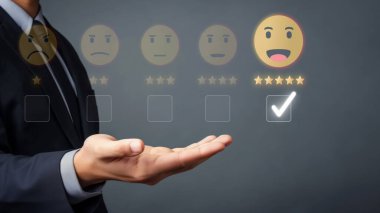 İş adamı müşteri memnuniyet değerlendirmesi verilerini analiz eder ve hizmet kalitesini artırmaya çalışır. Müşteri memnuniyeti ve sadakatini arttırmak için koz değerlendirmeleri. FaaS