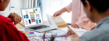 Hareketli mobil uygulama ve web sitesi için UX UI tasarım süreci. Profesyonel uygulama geliştiricisi için kablo grafiğinin yaratıcı prototipi .