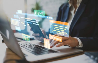 Yeni uygulama mobil telefon geliştirme için HTML, Python, Java ve C EIDE gibi çeşitli programlama dillerinin kodlama dijital örtüleri ile yazılım geliştirici veya programcı çalışması