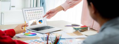 İş veri paneli, pazarlama stratejisi planlaması için iş zekası analizi sunar. Müşteri taleplerini analiz etmek ve iş dünyasının geleceğini önceden görmek için büyük veriler sunulur.