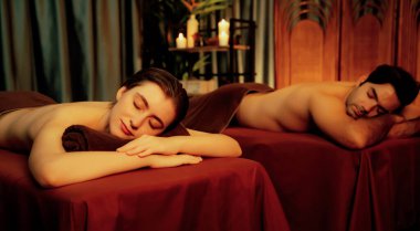 Kafkas çift müşterileri stres önleyici spa masajının keyfini çıkarıyorlar ve lüks otel veya otellerde sıcak mum ışığında güzellik derisi eğlenceleriyle şımartıyorlar. Sessiz.