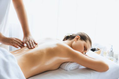 Kafkasyalı kadın müşteri stres önleyici spa masajının keyfini çıkarıyor ve lüks otel ya da oteldeki gündüz açık ortam güzellik salonunda güzellik teniyle eğleniyor. Sessiz.