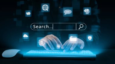 İş adamı, stratejik kararlar için değerli verileri çıkartarak arama motoru araştırması yapıyor. Kapsamlı araştırma ve SEO veri analizi için arama motorları kullanılıyor. Kullanıcı Kimliği