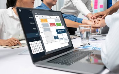 İnternet sitesinde canlı eleştiriler için çevrimiçi aplikasyon rezervasyon takvimi