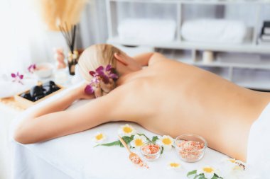 Kafkasyalı kadın müşteri stres önleyici spa masajının keyfini çıkarıyor ve lüks otel ya da oteldeki gündüz açık ortam güzellik salonunda güzellik teniyle eğleniyor. Sessiz.