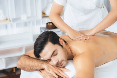 Kafkas erkek müşteri stres önleyici spa masajının keyfini çıkarıyor ve lüks otel veya oteldeki gündüz açık hava ortamında güzellik derisi eğlencesi ile şımartıyor. Sessiz.
