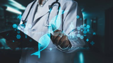 Elinde tablet olan zeki doktorlara yakın dur ve hastanede dururken DNA hologramına işaret et. DNA kopyalamasını analiz ederek genetik bozuklukları kontrol etme ve teşhis etme konusunda yetenekli bir tıp çalışanı. İyileştirici.