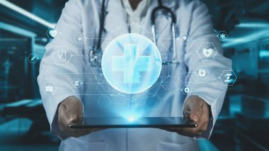 Laboratuvara tıbbi haç hologramıyla tablet gönderen profesyonel doktorları kapatın. Pratisyen hekim teknolojik yenilikleri kullanarak tıbbi ikonu kontrol edip teftiş ediyor. İyileştirici.