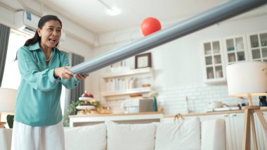 Büyükannenin elinde boru var ve göz, el koordinasyonunu geliştirmek ya da odaklanma ve konsantrasyonu arttırmak için top yuvarlama oyunu oynuyor. Yaşlı çift stresi azaltıyor. Sağlık hizmetleri. Myrmidon.