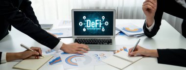 Merkezi olmayan finans ya da bilgisayar ekranında DeFi konsepti. Defi sistemi yeni yatırım ve tasarruf seçenekleri sunuyor .