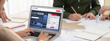 Online uçuş rezervasyon sitesi canlı rezervasyon sistemi sağlar. Seyahat teknolojisi kavramı .