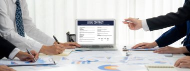 Dijital yasal sözleşme, bilgisayar ekranındaki koşulları ve şartları, gelecekteki ticari hareketlilik anlaşması için çevrimiçi dijital imzaya hazır hale getirir.