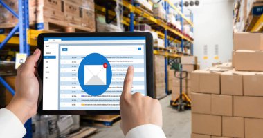 Bilgisayar ekranında rahatça görünen e-posta bildirim iletisi. Dijital pazarlama iletisi bilgi metni iş dünyasından müşteriye