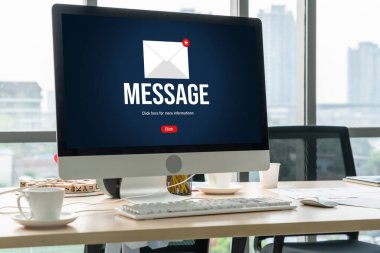 Bilgisayar ekranında rahatça görünen e-posta bildirim iletisi. Dijital pazarlama iletisi bilgi metni iş dünyasından müşteriye