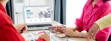 Web sitesi tasarım yazılımı çevrimiçi perakende ticaret ve e-ticaret için canlı şablon sağlıyor