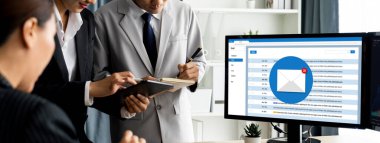 Bilgisayar ekranında canlı gösteren e-posta bildirim iletisi. Dijital pazarlama iletisi bilgi metni iş dünyasından müşteriye