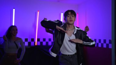 Kameranın önünde dans eden yetenekli break dansçı farklı arkadaşları pop ya da hip hop müziği dinlemek için arkada dans ediyor. Çekici performans ekibi kameraya doğru hareketli hareketler sergiliyor. Mutluluk.