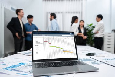 Ekip projesinin zaman çizelgesini gösteren bilgisayar ekranında canlı iş projesi yönetimi için proje planlama yazılımı