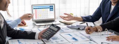 İş zekası ve veri analizi kavramı. Analizci ekibi laptop ekranında finansal veri analizi üzerinde çalışıyor. Etkili iş stratejik planlama için pazarlama göstergesi olarak. İçgörü