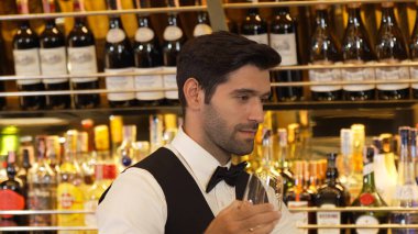 Güzel görünümlü barmen, buzlu soğuk bardakla müşteriye hoş geldin içkisi ikram ederek, büyüleyici profesyonelliğiyle ilk izlenimi sıcak bir şekilde karşıladı. Vinosity.