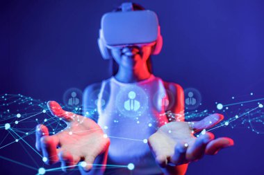 İş adamı ağ kurar, değerli bağlantılar kurar. Profesyonel ağı ve fırsatları genişletmek için etkili insanlar ağ stratejileri geliştiriyor.