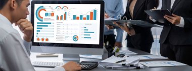 İş zekası ve veri analizi kavramı. Analizci ekibi laptop ekranında finansal veri analizi üzerinde çalışıyor. Etkili iş stratejik planlama için pazarlama göstergesi olarak. İçgörü