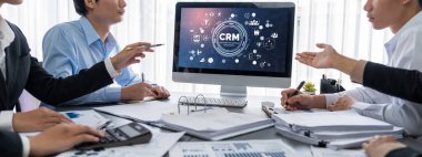 İş zekası ve veri analizi kavramı. Analizci ekibi laptop ekranında finansal veri analizi üzerinde çalışıyor. Etkili iş stratejik planlama için pazarlama göstergesi olarak. İçgörü