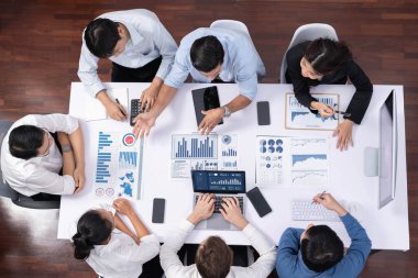 Üst düzey analist ekibi toplantı odasındaki mali verileri analiz etmek için BI Fintech 'i kullanıyor. İş anlayışı ve stratejik pazarlama planlaması için kağıt üzerinde analitik BI gösterge paneli. Tedbirli