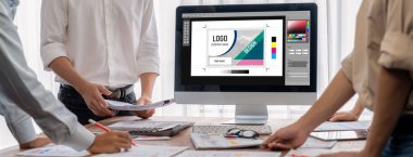 Web sayfasının modern tasarımı ve bilgisayar ekranında gösterilen ticari canlı reklamlar için grafiksel tasarımcı yazılımı