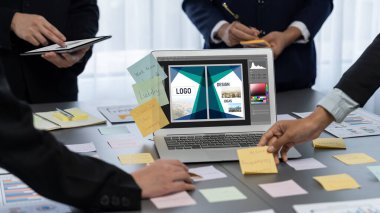 Analizci ekibi yaratıcı ve analitik beyin fırtınası fikri için bilgisayar ekranında BI veri paneli olan yapışkan bir not kullanıyor. Pazarlama stratejisi için finansal veri görselleştirme teknolojisini analiz et. Dahi.