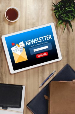 Müşterilerin abone olmak için bilgisayardaki haber belirleme sayfası Sugly Newsletter güncelleme bilgilerini aboneye aktarması