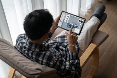 Bilgisayar ekranındaki elektrikli araba tasarım yazılımı, imalat için dijital hesaplama uygulaması ile simülasyon planlarını rahat bir şekilde gösteriyor